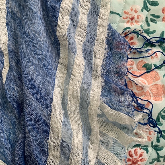 SOLD Shawl/poncho - Picture 4 of 9